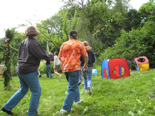 Swedish frog-bunny dance (06-23-2007 15:45)