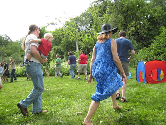 Swedish frog-bunny dance (06-23-2007 15:45)