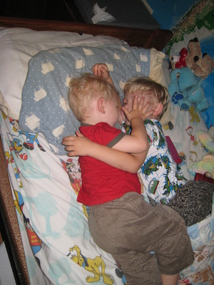 Tim and Cole cuddling before bed (07-05-2007 19:12)