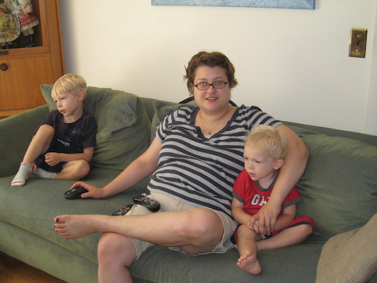 Tim, Xine and Cole watching TV (08-05-2007 12:51)