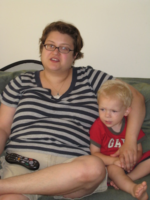 Xine and Cole watching TV (08-05-2007 12:51)