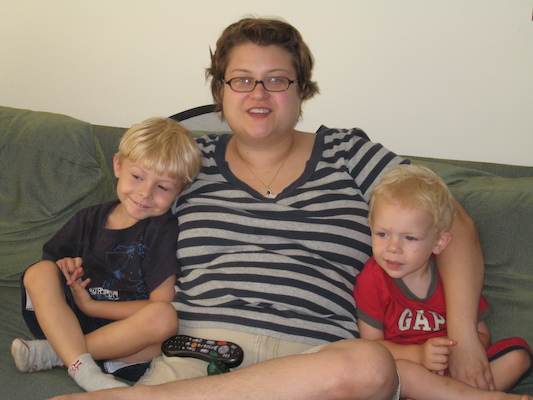 Tim, Xine and Cole watching TV (08-05-2007 12:51)