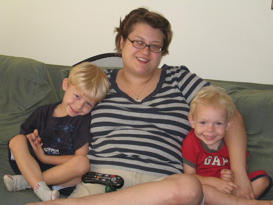 Tim, Xine and Cole watching TV (08-05-2007 12:51)