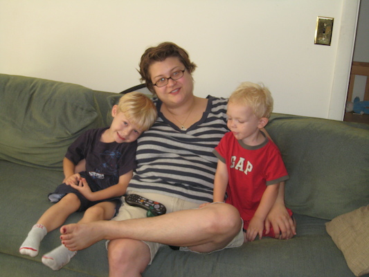 Tim, Xine and Cole watching TV (08-05-2007 12:52)