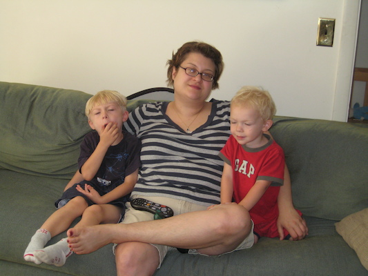 Tim, Xine and Cole watching TV (08-05-2007 12:52)