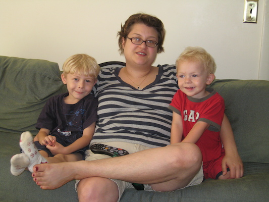 Tim, Xine and Cole watching TV (08-05-2007 12:52)