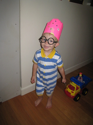 Cole wearing Potter glasses and a crown (08-28-2007 09:22)