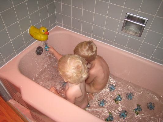 Boys in the tub (09-09-2007 08:04)