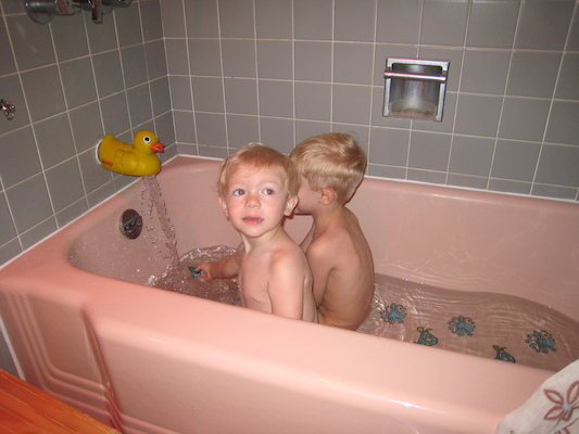 Boys in the tub (09-09-2007 08:05)