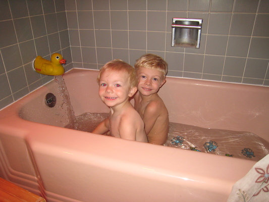 Boys in the tub (09-09-2007 08:05)