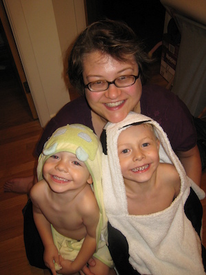 Turtle Cole, Panda Tim and Mommy, post-bath (09-20-2007 19:51)