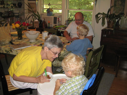 Nea, Cole, Tim and Poppy, eating (09-23-2007 13:24)