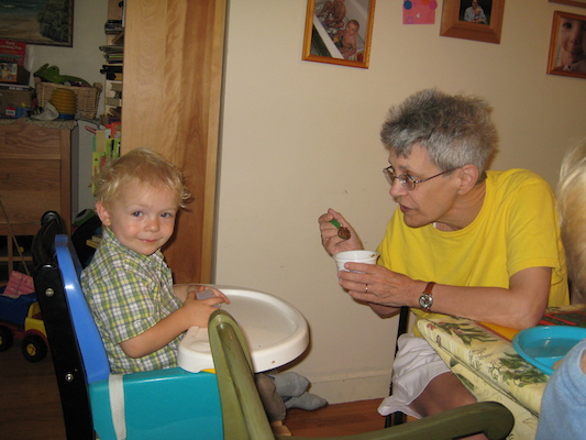 Cole and Nea eating (09-23-2007 13:25)