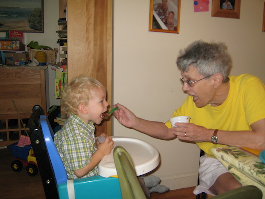Cole and Nea eating (09-23-2007 13:25)