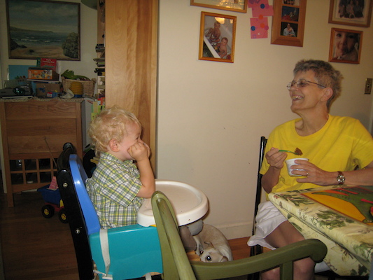 Cole and Nea eating (09-23-2007 13:26)