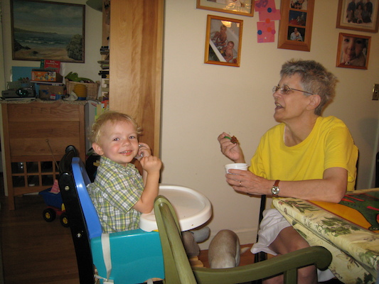Cole and Nea eating (09-23-2007 13:26)