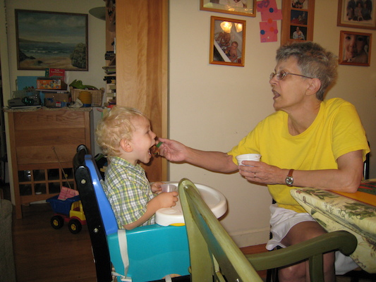 Cole and Nea eating (09-23-2007 13:27)
