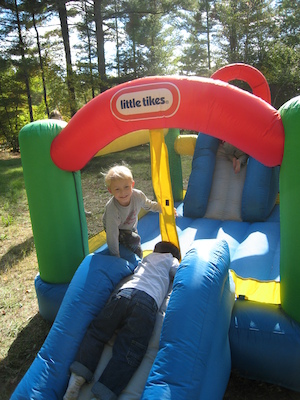 Tim in a bouncy castle (09-30-2007 15:27)