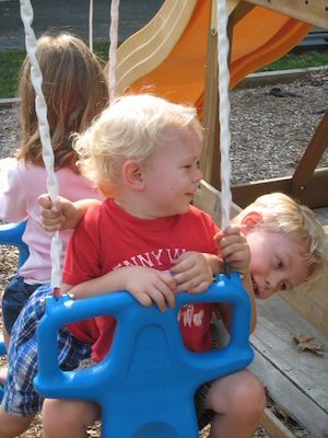 Linnea, Tim and Cole on the swing (10-06-2007 12:39)
