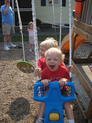 Linnea, Tim and Cole on the swing (10-06-2007 12:40)