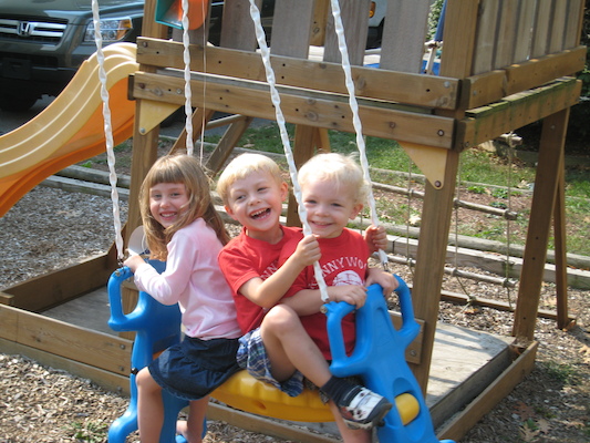 Linnea, Tim and Cole on the swing (10-06-2007 12:40)