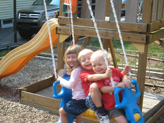 Linnea, Tim and Cole on the swing (10-06-2007 12:40)