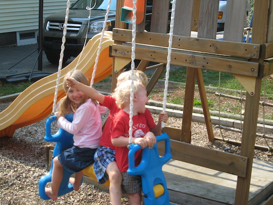 Linnea, Tim and Cole on the swing (10-06-2007 12:40)