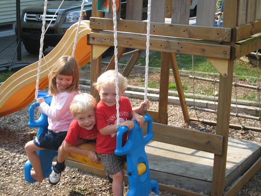 Linnea, Tim and Cole on the swing (10-06-2007 12:40)
