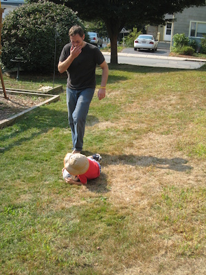 Tim playing soccer with Harrison (10-06-2007 12:59)