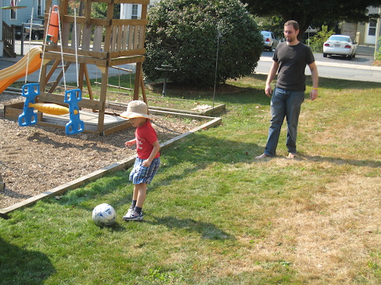 Tim playing soccer with Harrison (10-06-2007 12:59)