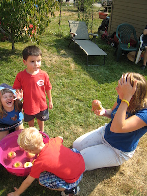 Annika and Tim bobbing for apples (10-06-2007 13:22)