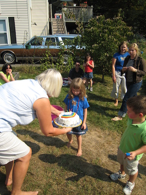 Linnea and her cake (10-06-2007 13:40)