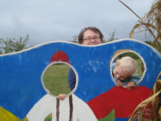 Cole peeking with Mommy (10-07-2007 15:21)