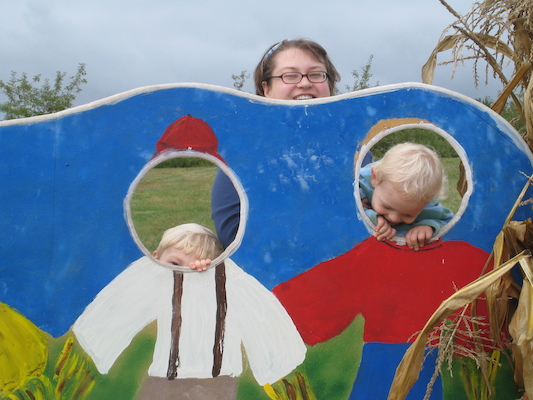 Tim, Cole and Mommy at the scarecrow sign (10-07-2007 15:21)