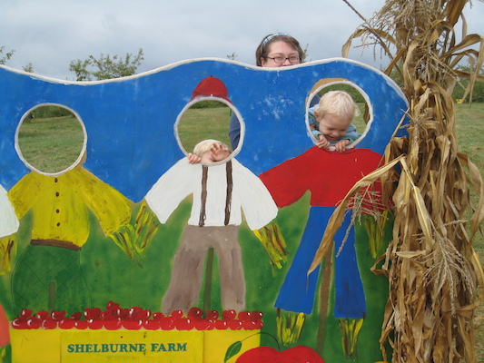 Tim, Cole and Mommy at the scarecrow sign (10-07-2007 15:21)