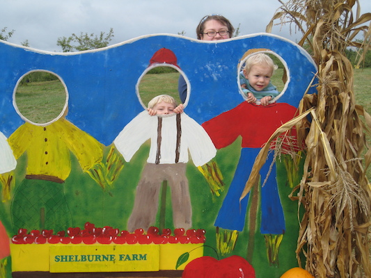 Tim, Cole and Mommy at the scarecrow sign (10-07-2007 15:21)