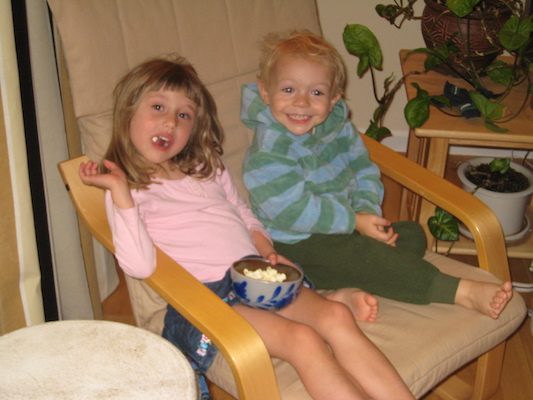 Linnea and Cole eating (10-13-2007 18:59)