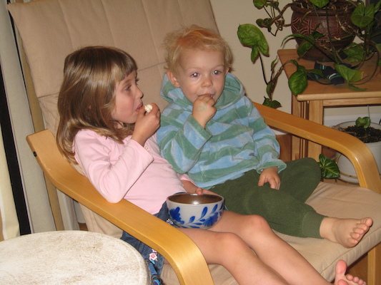 Linnea and Cole eating (10-13-2007 18:59)