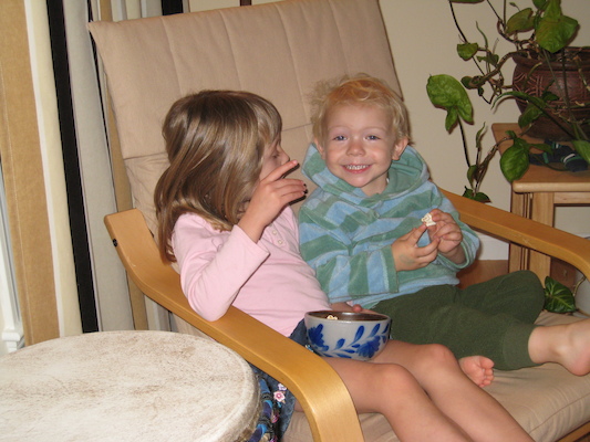 Linnea and Cole eating (10-13-2007 18:59)