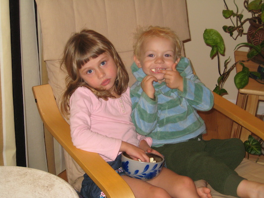 Linnea and Cole eating (10-13-2007 18:59)