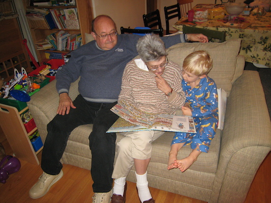 Poppy, Nea reading to Tim (10-20-2007 18:18)