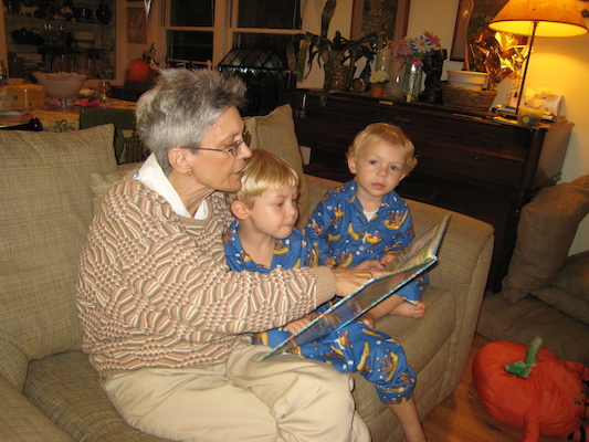 Nea reading to Tim and Cole (10-20-2007 18:28)