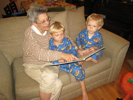 Nea reading to Tim and Cole (10-20-2007 18:28)