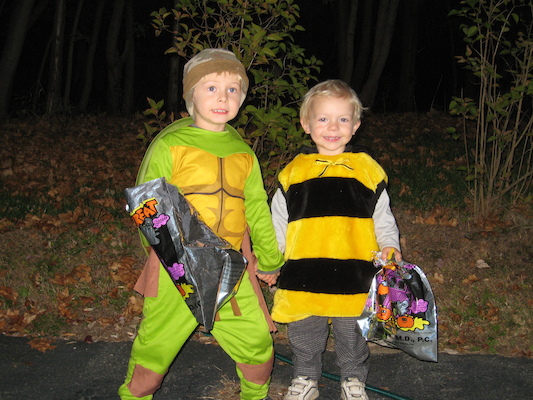 Tim turtle and Cole bee ready for Halloween (10-31-2007 17:49)