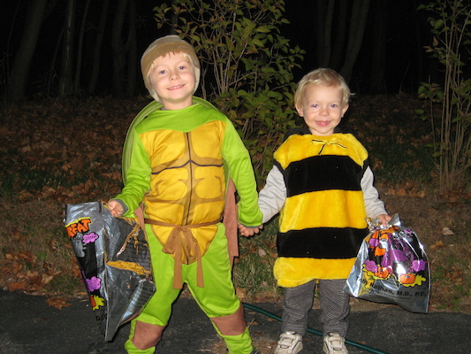 Tim turtle and Cole bee ready for Halloween (10-31-2007 17:50)