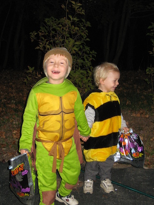 Tim turtle and Cole bee ready for Halloween (10-31-2007 17:50)