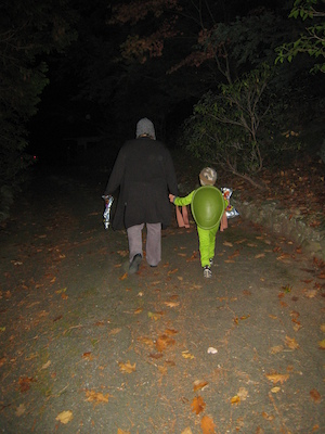 Mommy and Tim trick or treating (10-31-2007 18:46)