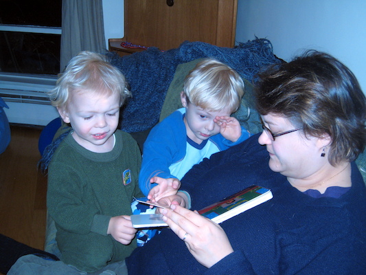 Cole and Tim reading with Christine (11-12-2007 19:44)