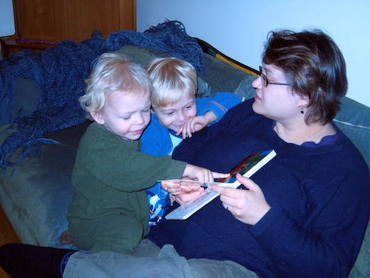 Cole and Tim reading with Christine (11-12-2007 19:44)