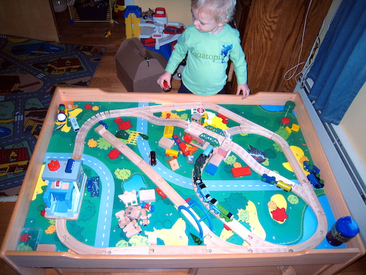 Cole admires his train domain (11-28-2007 08:03)